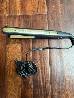 Remington Black and Gold Ceramic Flat Iron